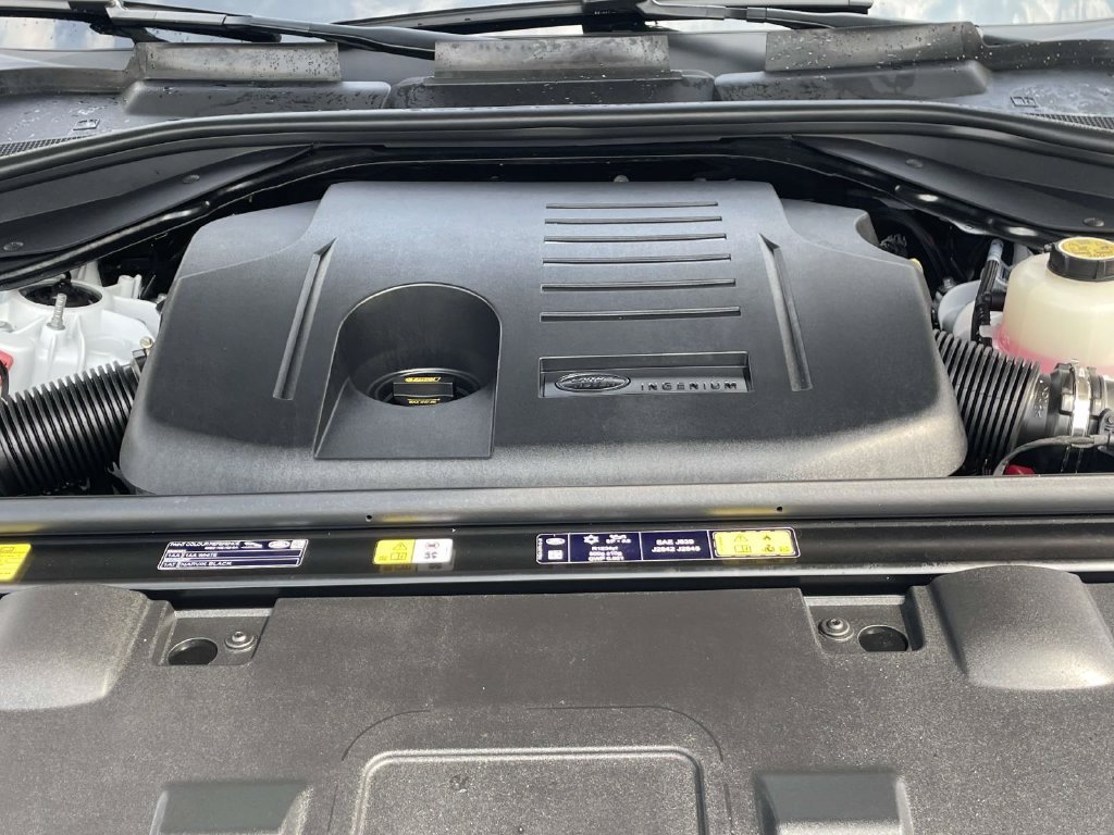 New 2026 Fuji White Land Rover Dynamic SE image 12