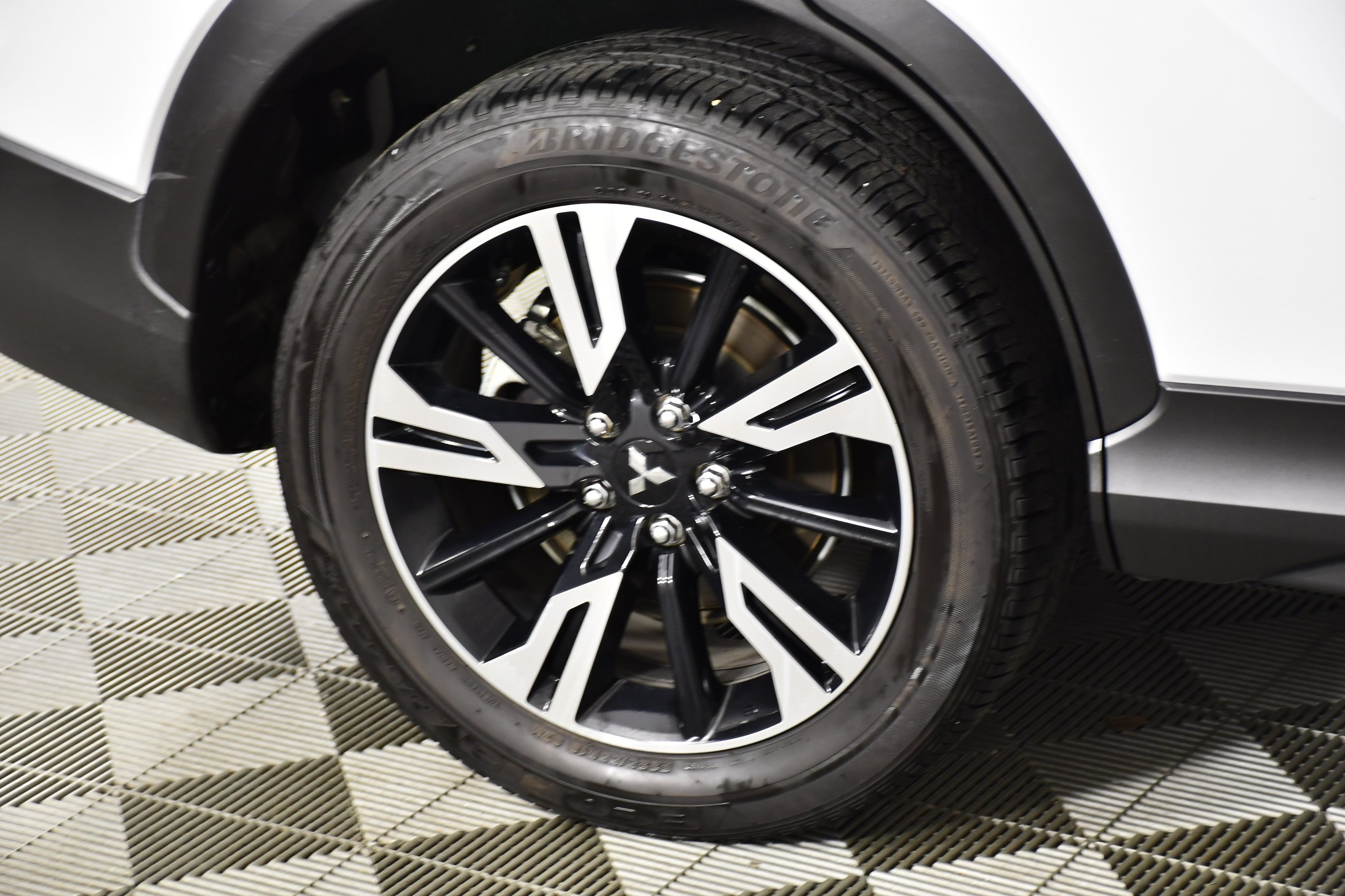 Used 2023 White Diamond Mitsubishi SE image 52