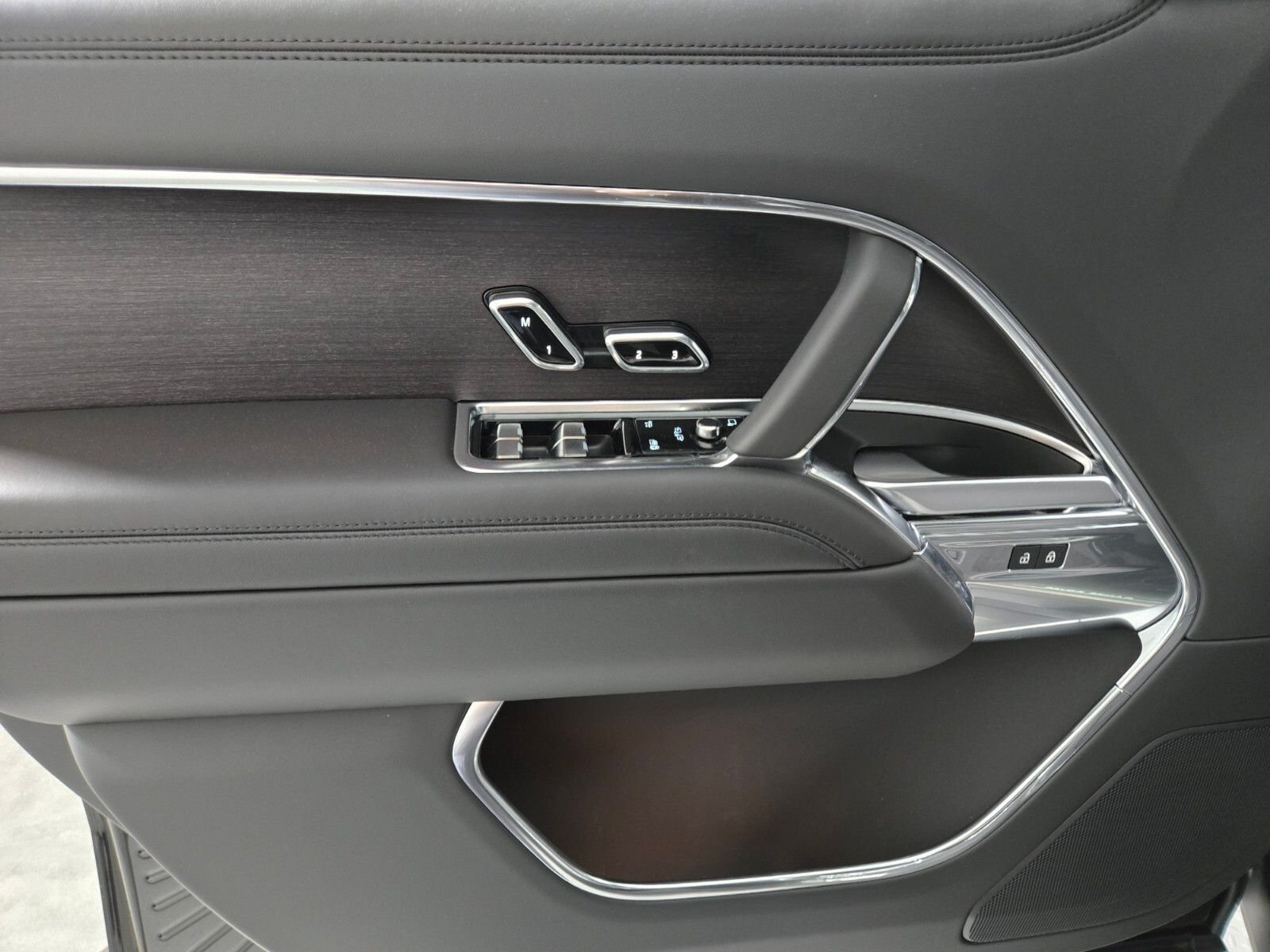 New 2026 Santorini Black Land Rover SE image 22