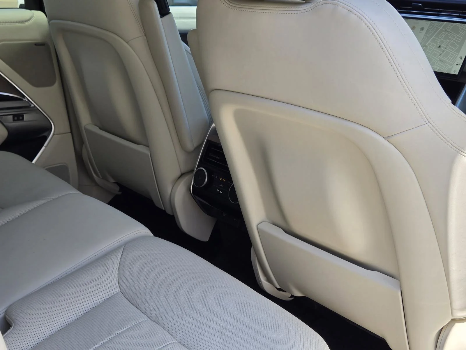 Used 2023 Santorini Black Land Rover SE image 38