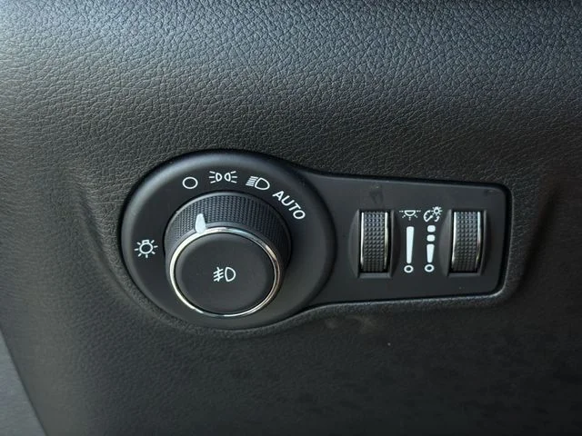 Used 2024 Silver Jeep Limited image 31