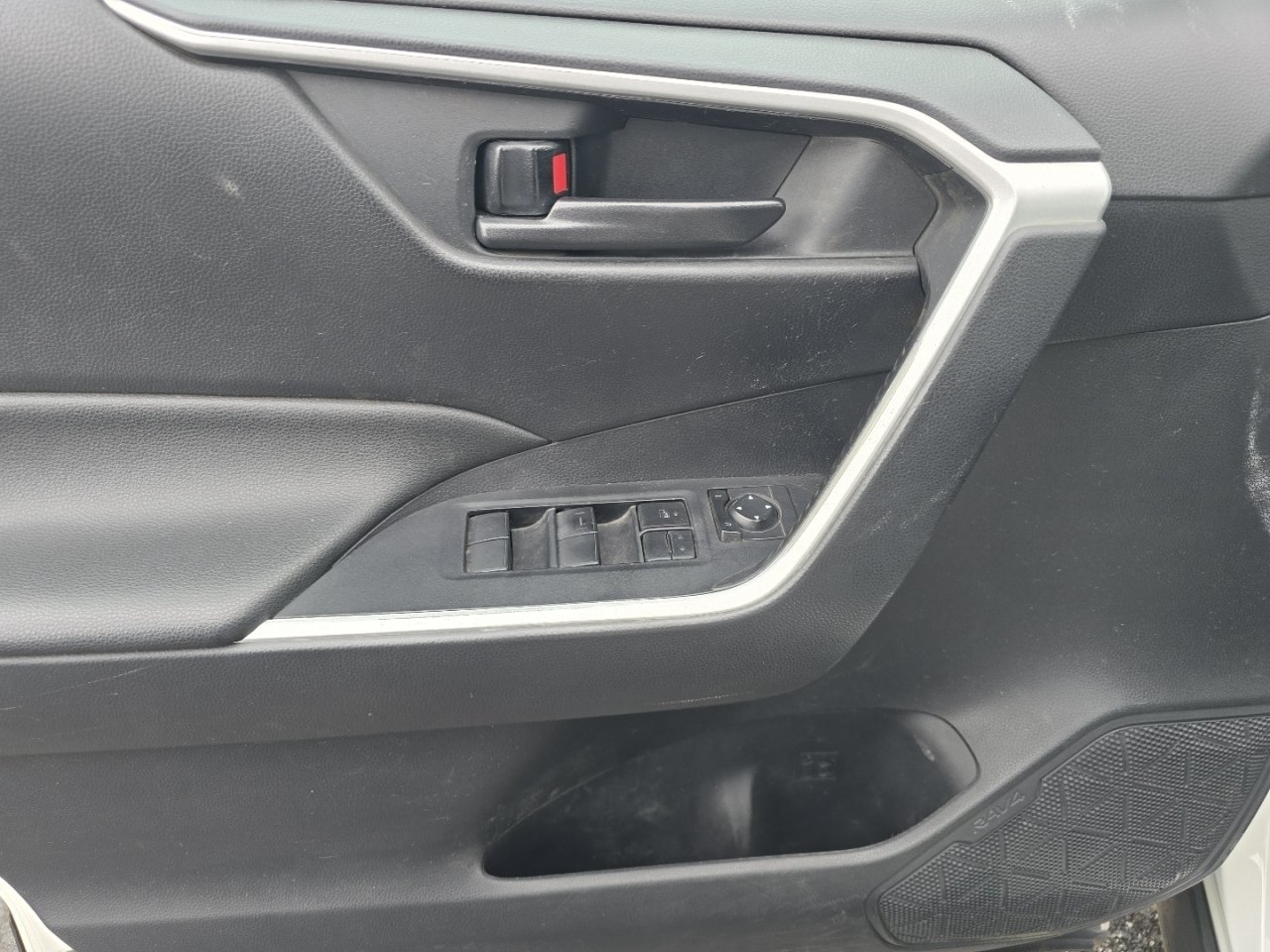 Used 2021 White Toyota LE image 10