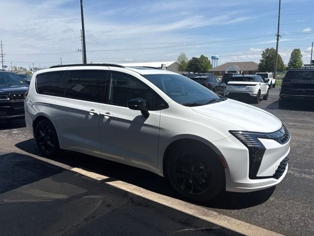 New 2027 Bright White Clear-Coat Exterior Paint Chrysler Limited image 7