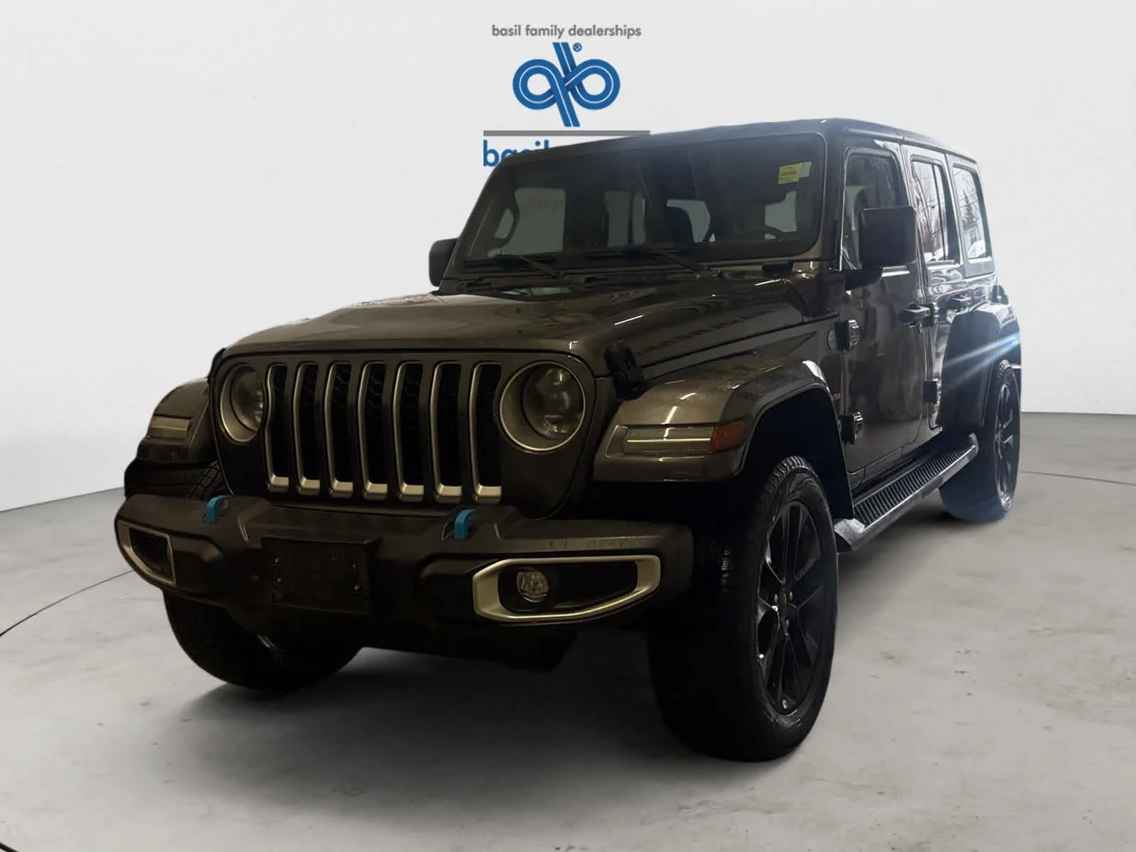 Used 2023 Granite Crystal Metallic Clearcoat Jeep Sahara image 2