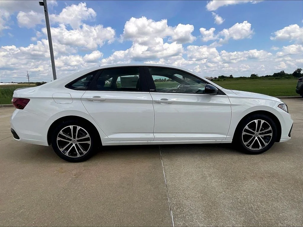 New 2026 White Volkswagen 1.5T Sport image 2