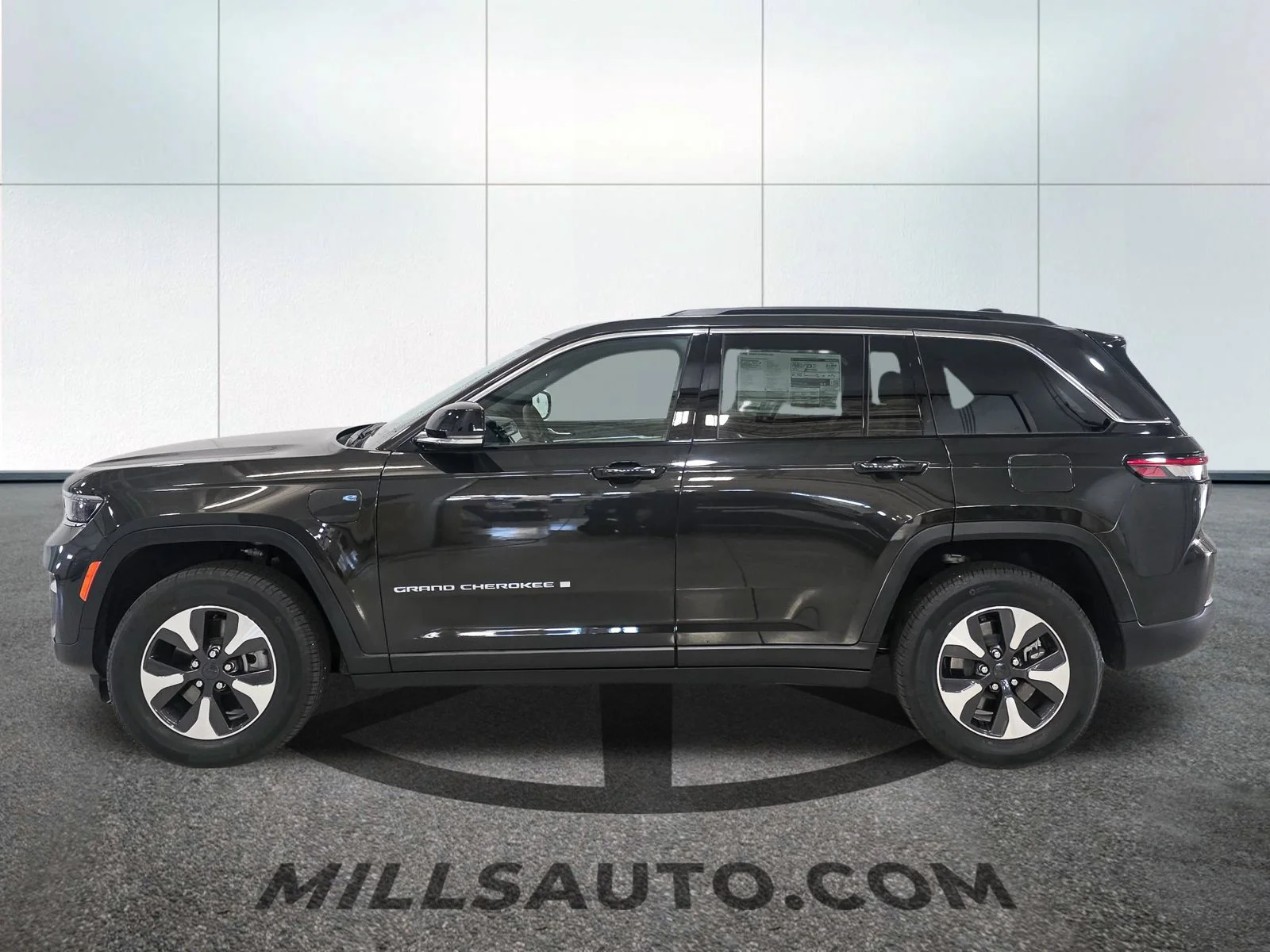 Used 2024 Rocky Mountain Pearlcoat Jeep 4xe image 3