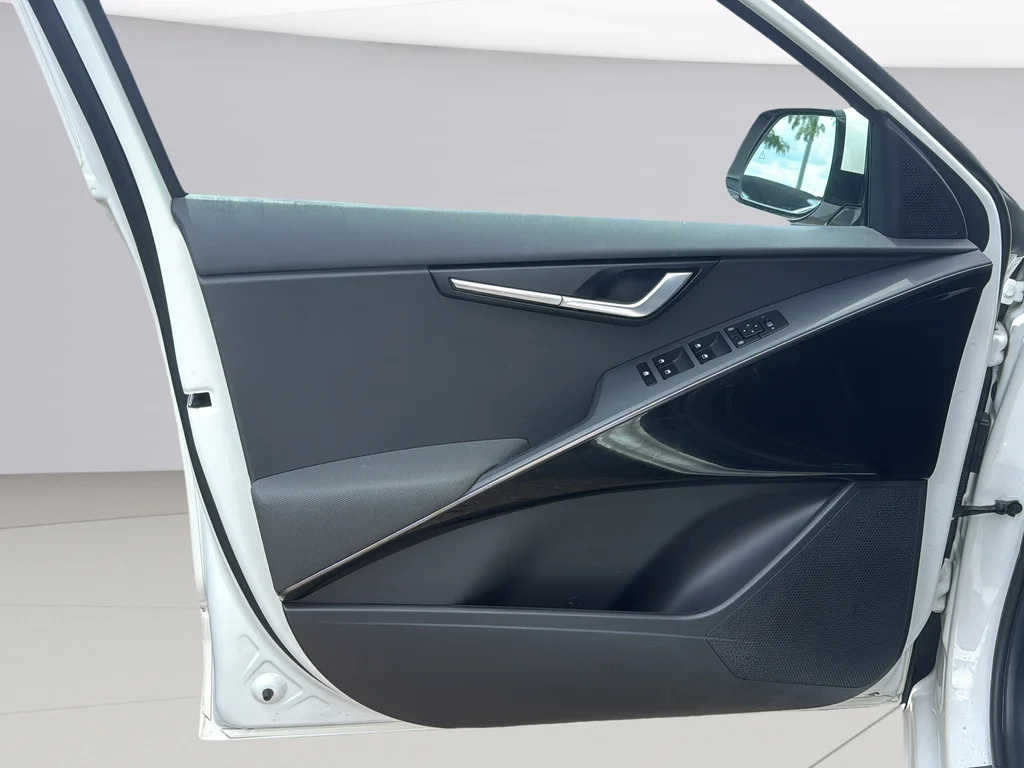 Used 2023 White Kia Wind image 10