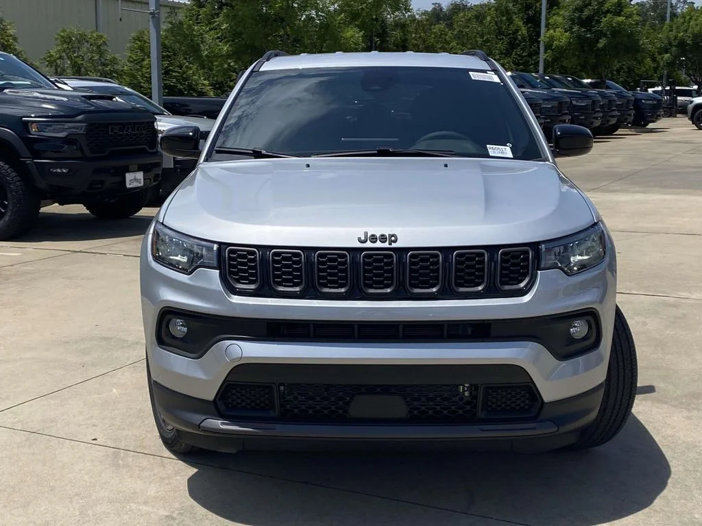 New 2026 Silver Zynith Metallic Clear-Coat Exterior Paint Jeep Latitude Altitude image 2