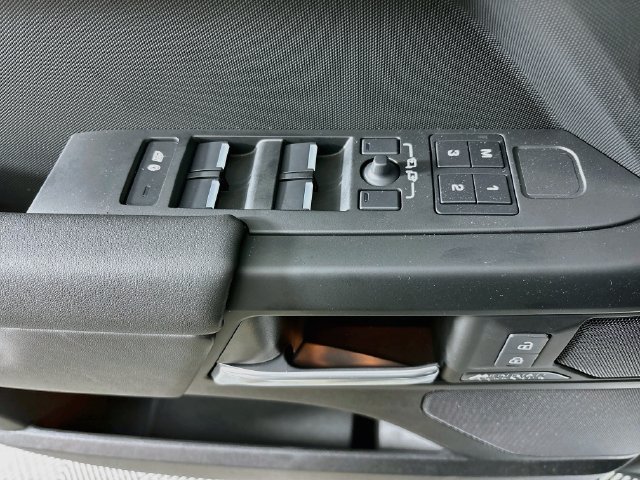 New 2026 White Land Rover X-Dynamic SE image 19