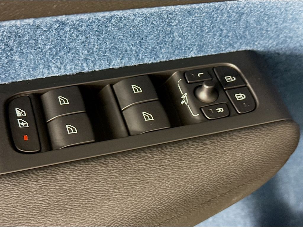 Used 2023 White Volvo Twin Plus image 17