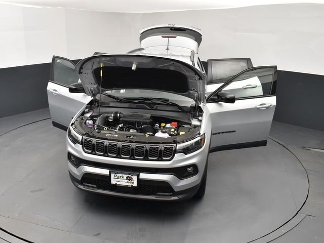 New 2026 Silver Zynith Metallic Clearcoat Jeep Latitude image 25