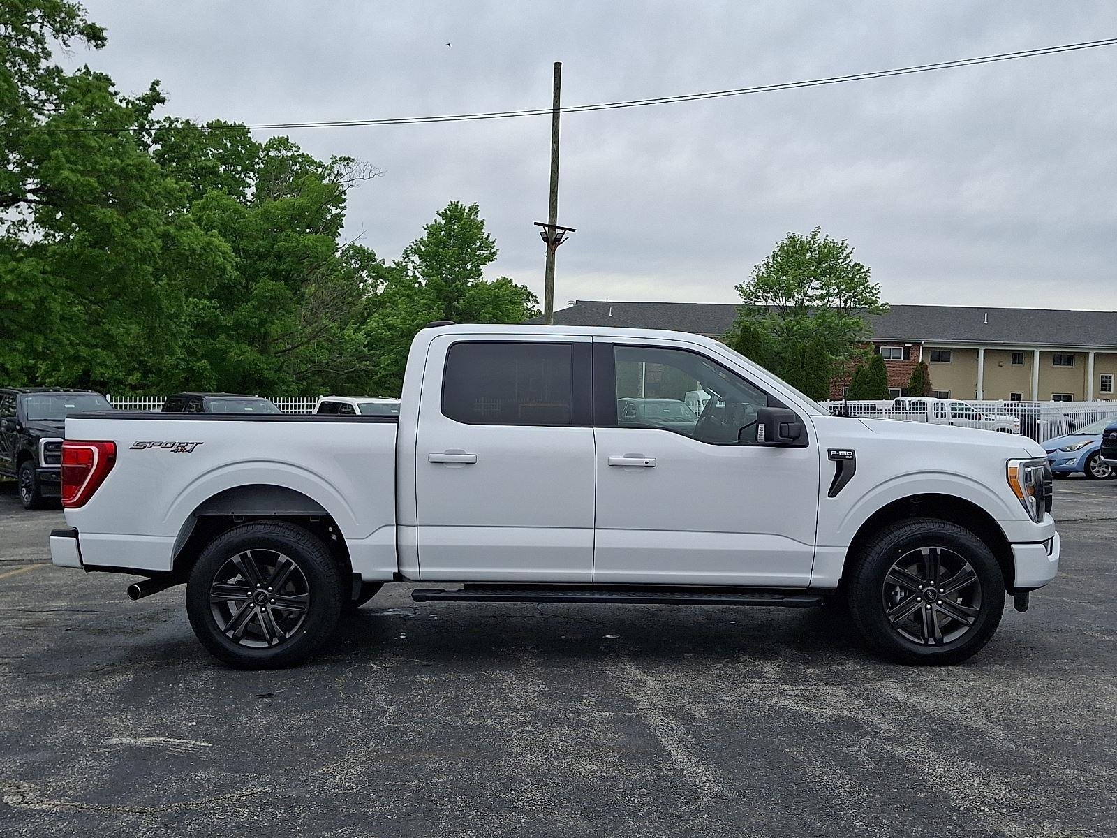 Certified Used 2022 Oxford White Ford XLT image 7