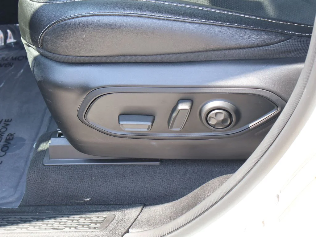 Used 2024 White Jeep Altitude image 23