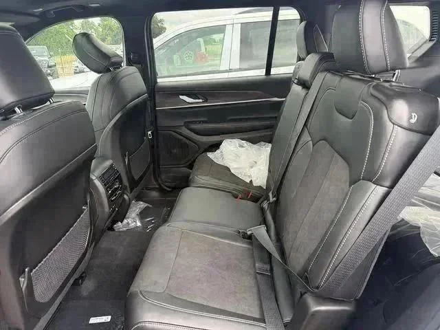New 2026 Bright White Clear-Coat Exterior Paint Jeep Laredo image 24
