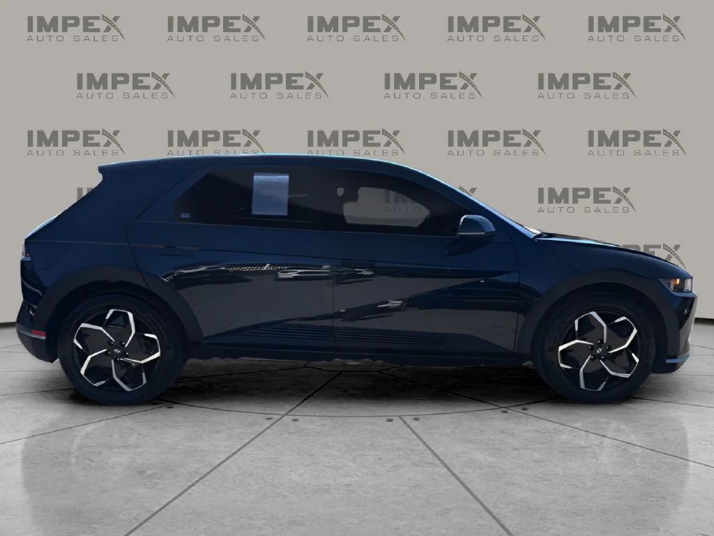 Used 2023 Black Hyundai SE image 6