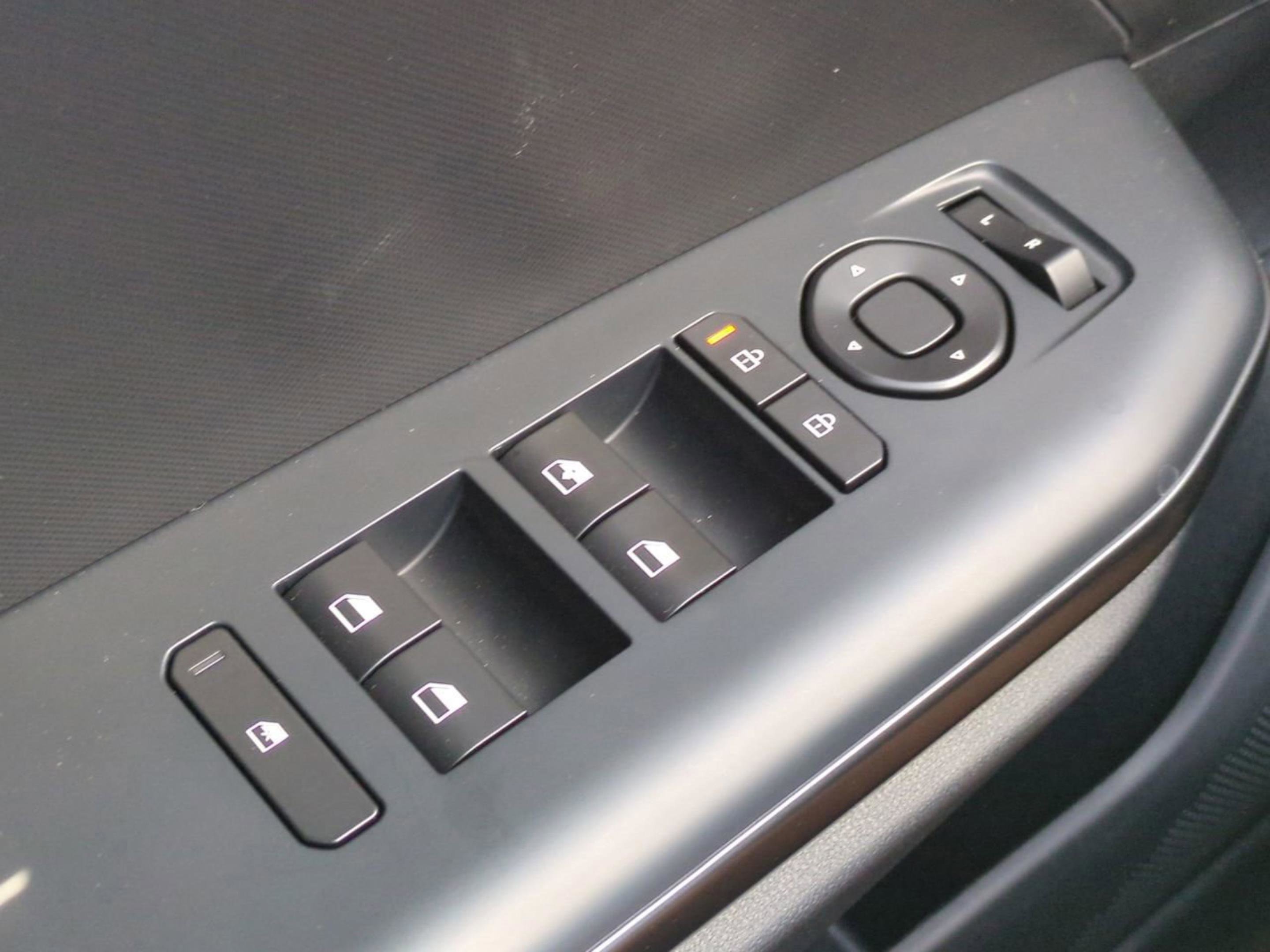 New 2026 Snow White Pearl Kia LXS image 24