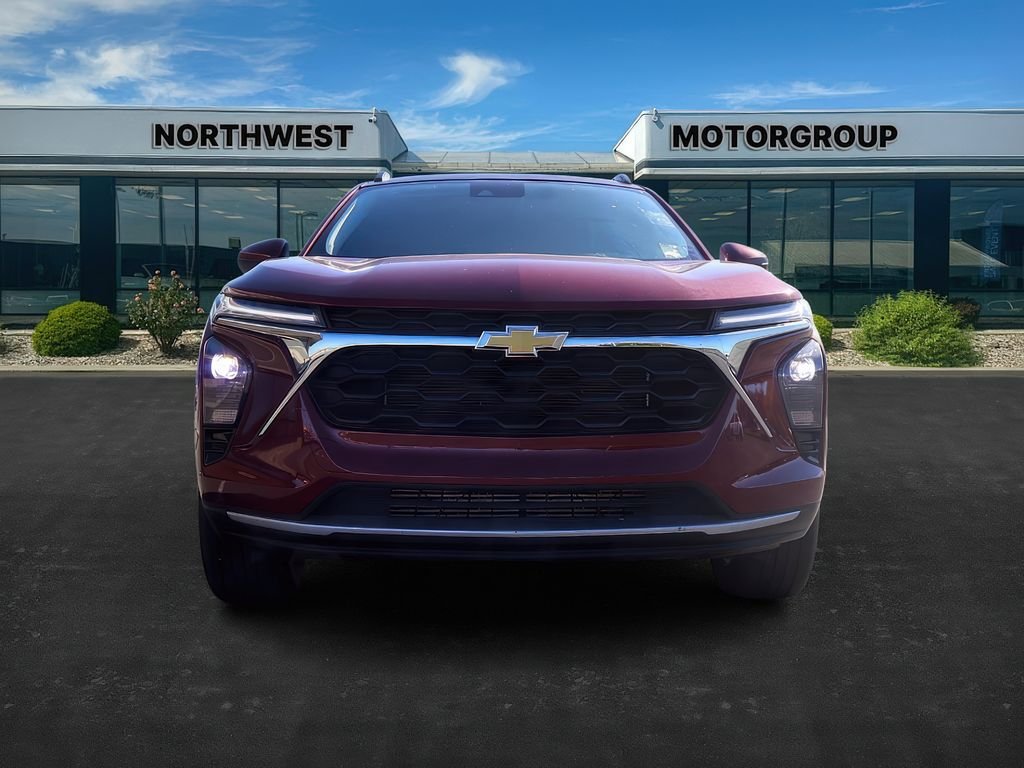 2025 Chevrolet Trax LT photo 2