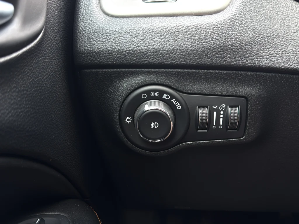 Used 2018 White Clearcoat Jeep Latitude image 18