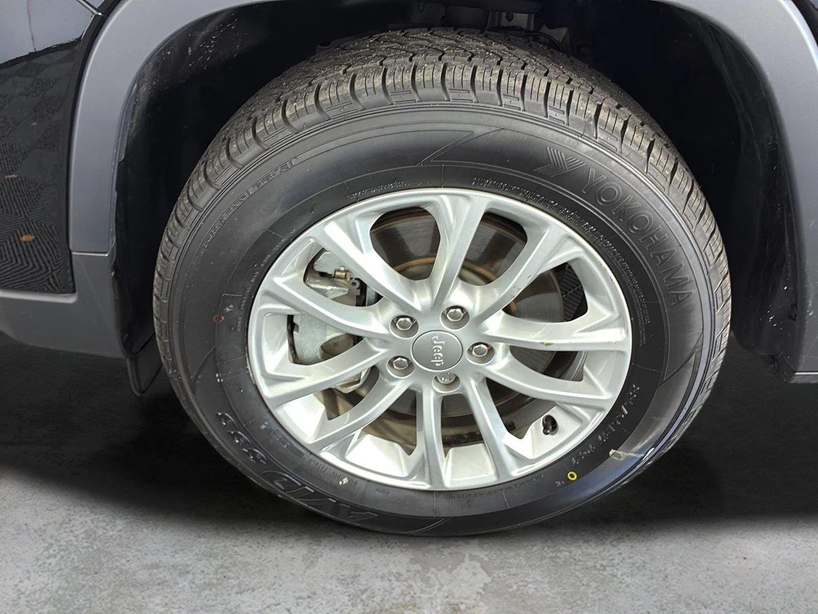 Used 2020 Diamond Black Crystal Pearlcoat Jeep Latitude image 11