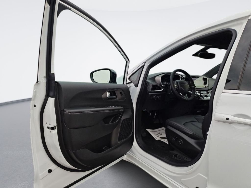 New 2027 Bright White Clear-Coat Exterior Paint Chrysler Select image 15