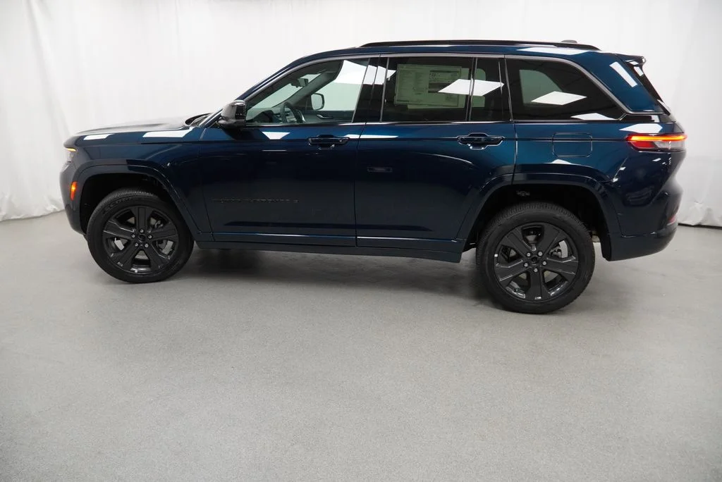 New 2027 Fathom Blue Pearl-Coat Paint Jeep Limited Reserve image 14