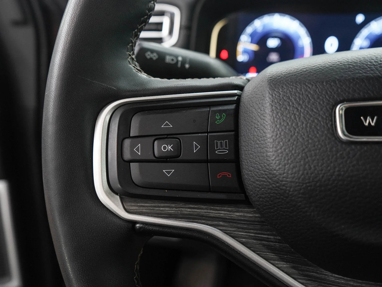 Used 2023 Diamond Black Crystal Pearlcoat Jeep Series II image 29