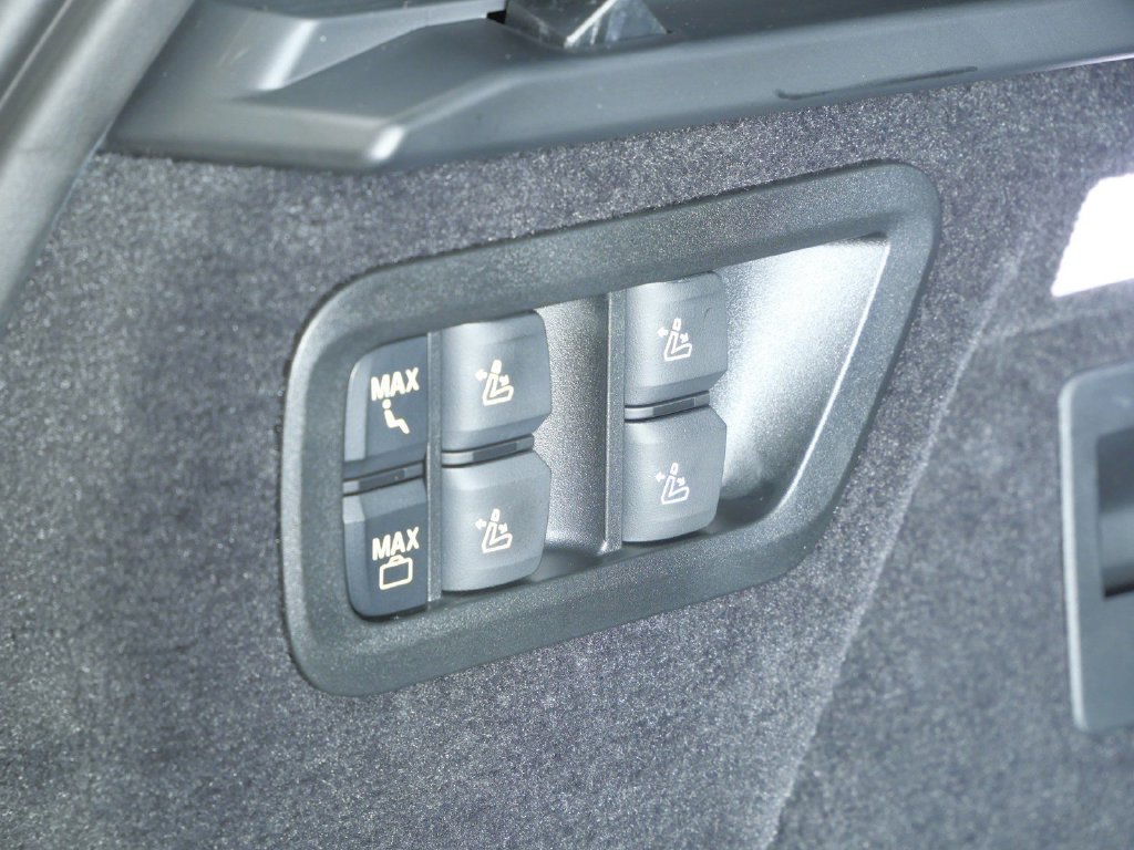 Used 2027 Mineral White Metallic BMW xDrive40i image 33