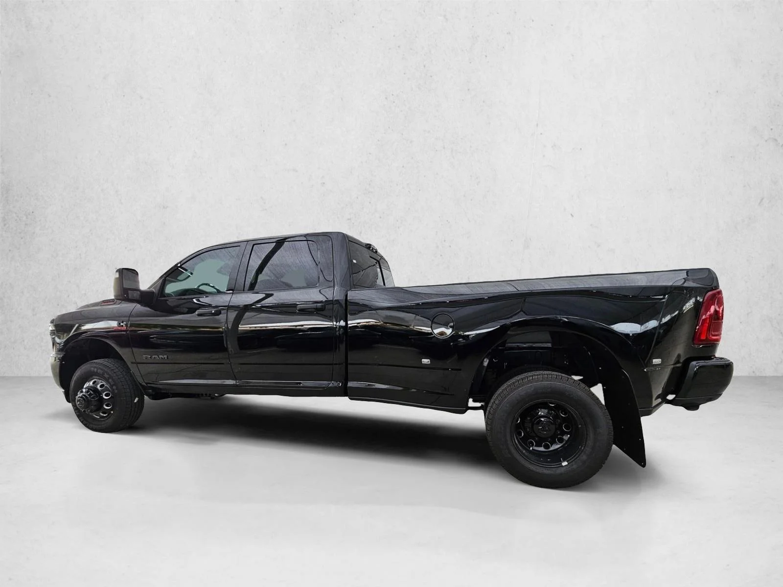 New 2026 Diamond Black Crystal Pearl-Coat Exterior Paint RAM Lone Star image 5