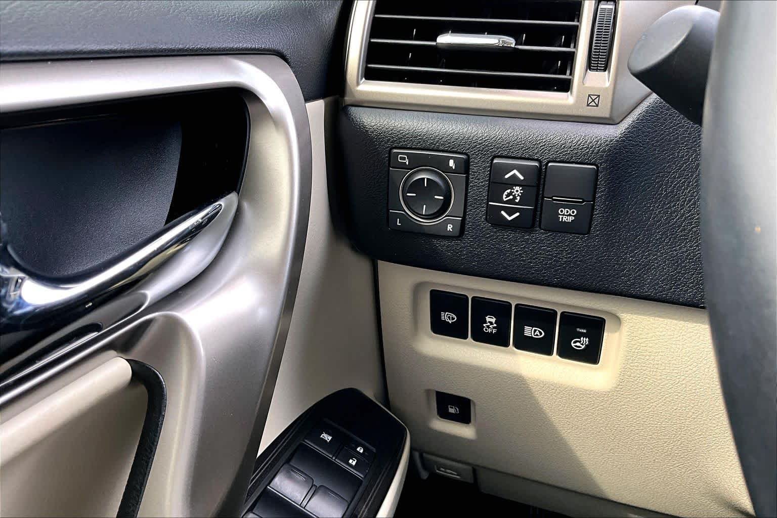 Used 2020 Starfire Pearl Lexus Luxury image 36