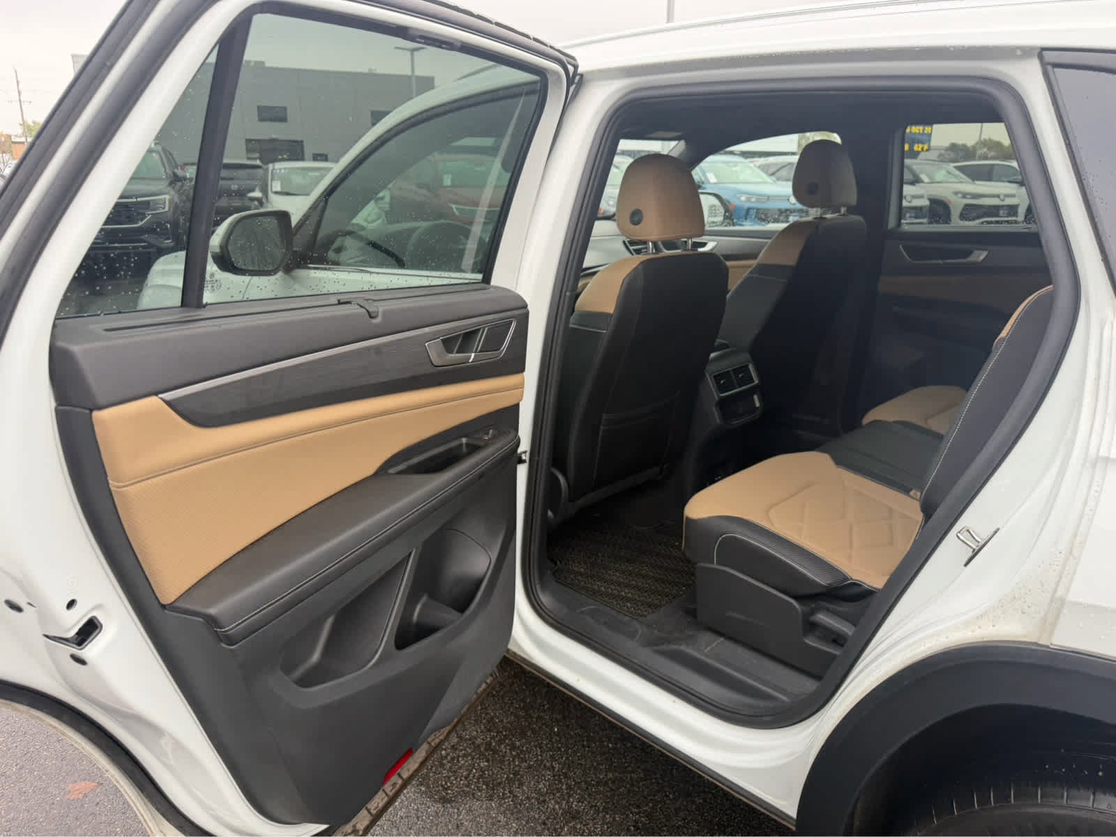 Used 2024 White Volkswagen 2.0T SE w/Technology image 5
