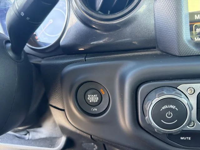 Used 2020 Silver Jeep Altitude image 28