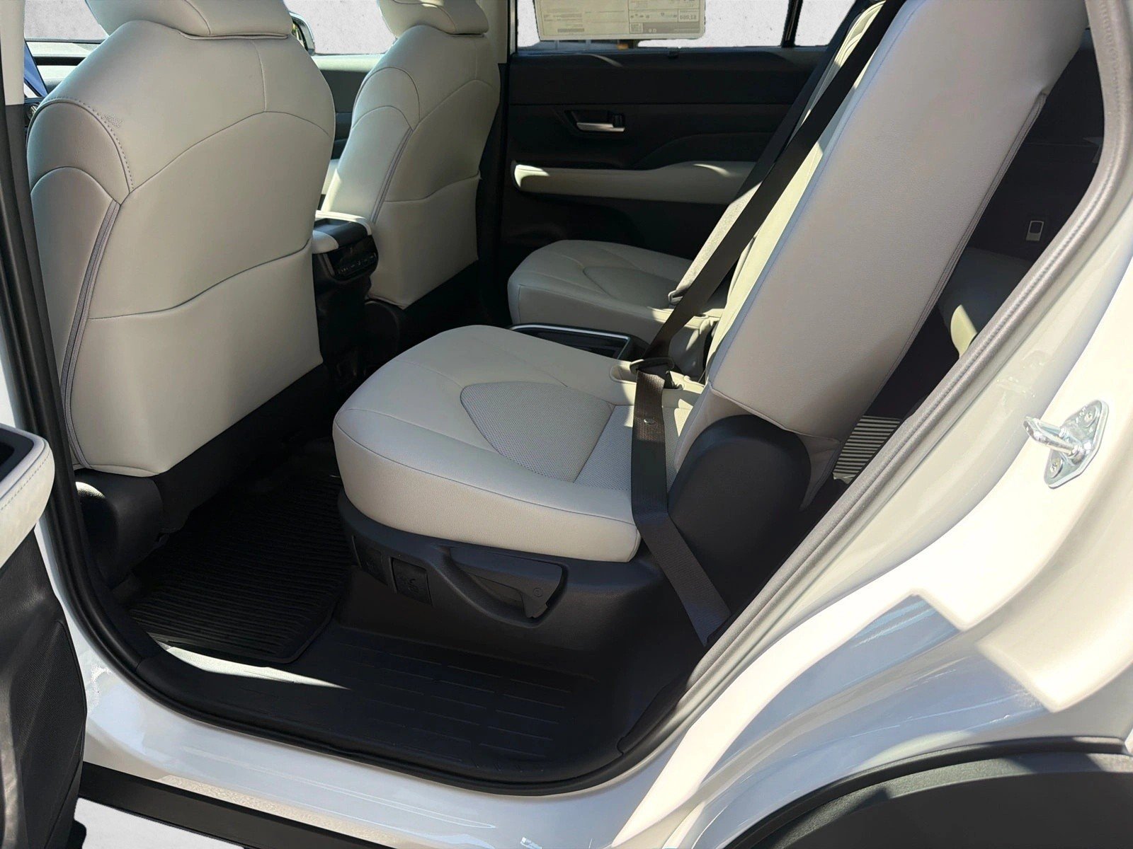 New 2026 Wind Chill Pearl Toyota XLE image 21