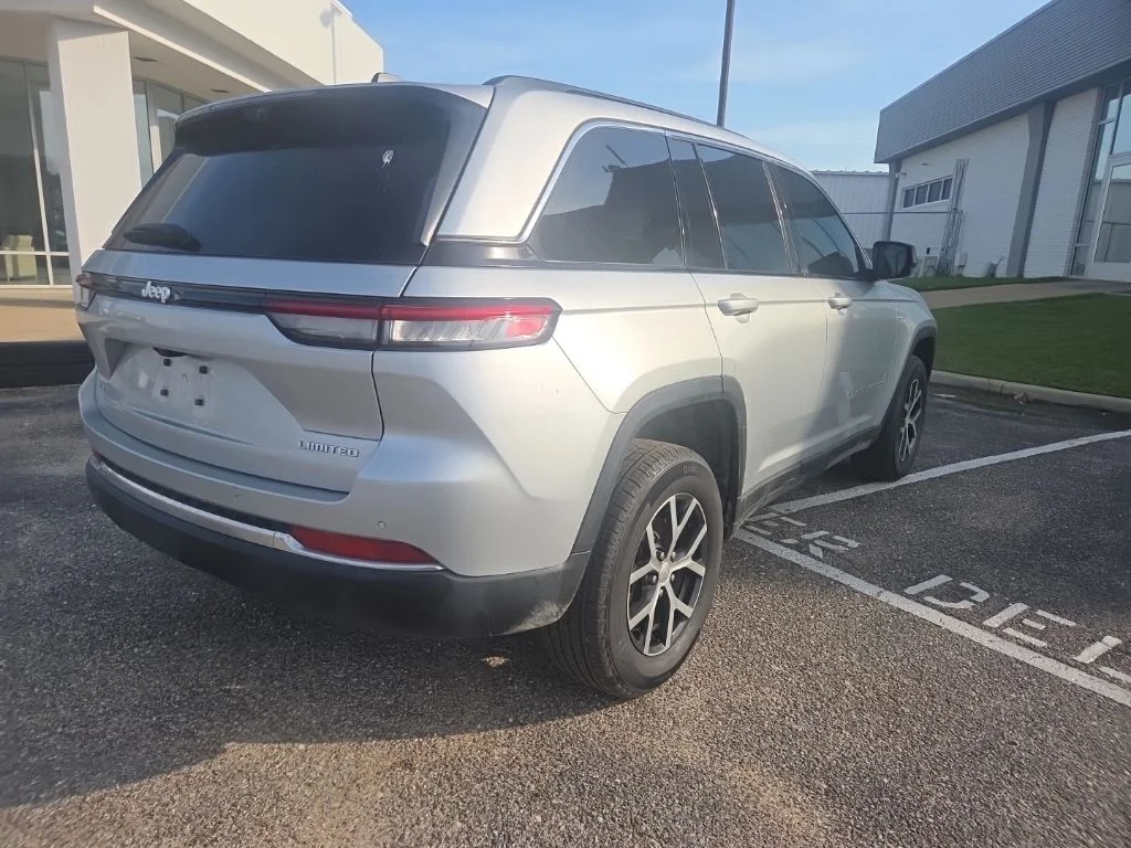 Used 2025 Silver Zynith Jeep Limited image 9