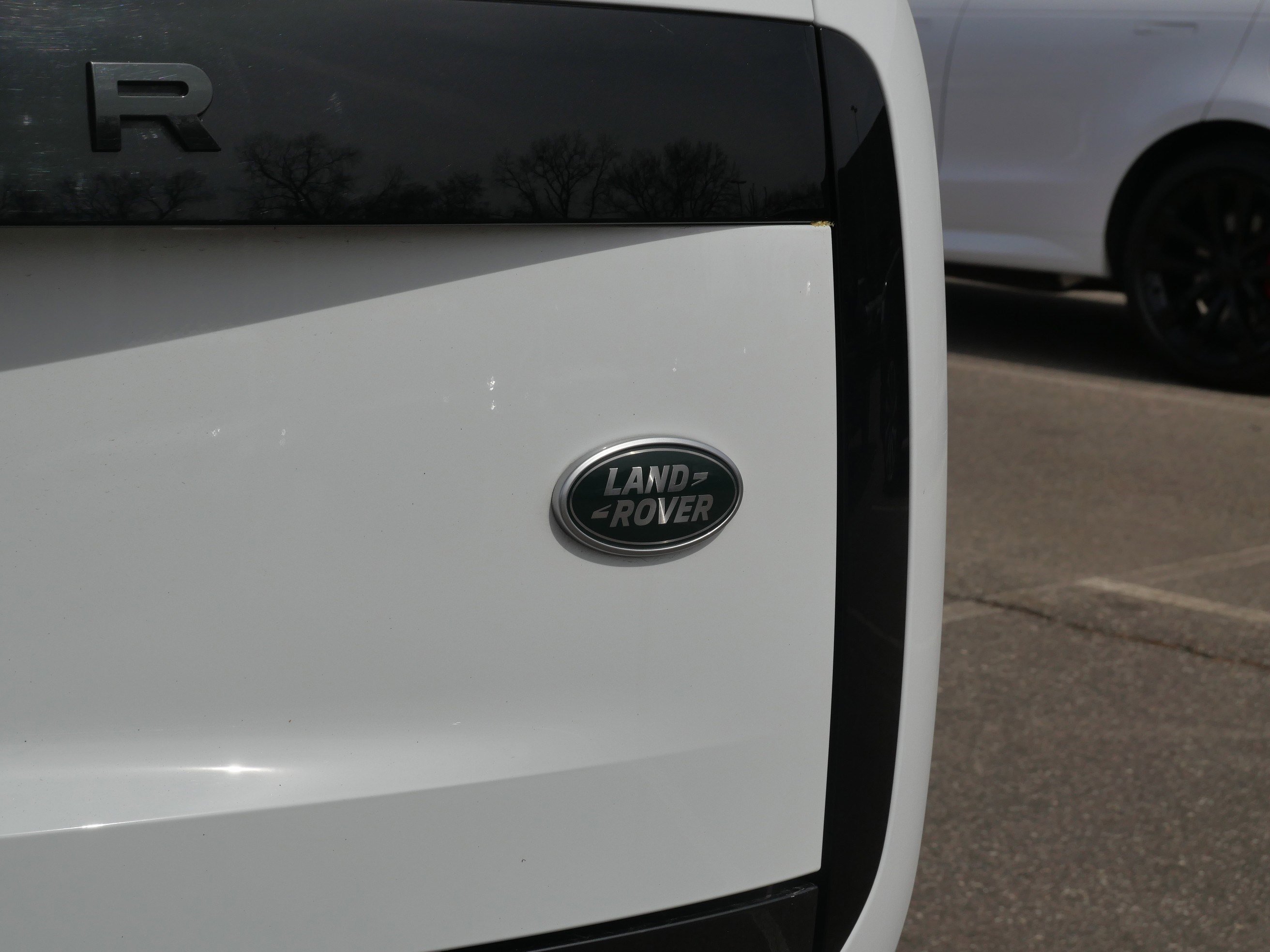 Used 2023 Fuji White Land Rover SE image 11