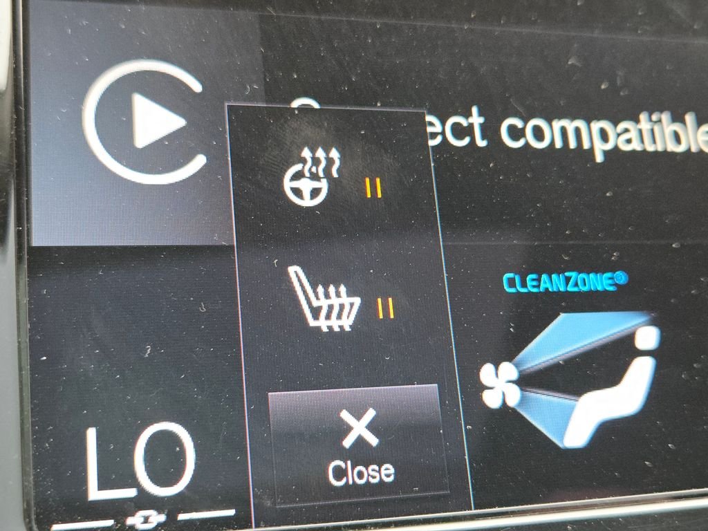 Used 2020 White Volvo T6 Momentum image 28