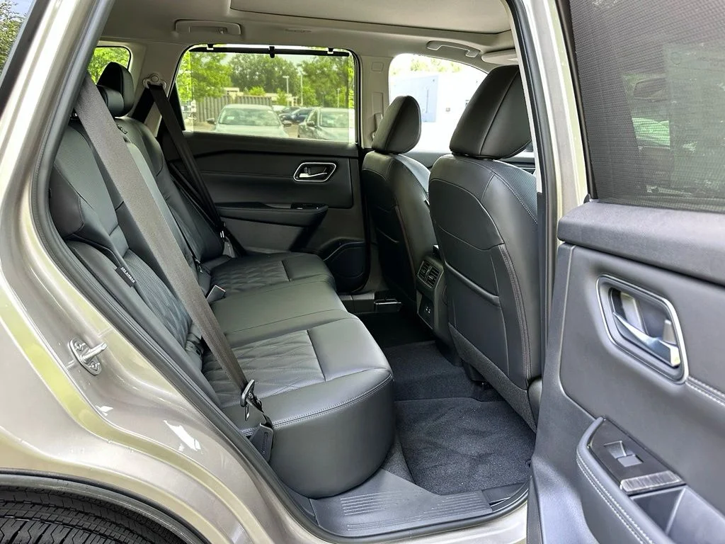 New 2026 Champagne Silver Metallic / Super Black Two-tone Nissan Platinum image 18