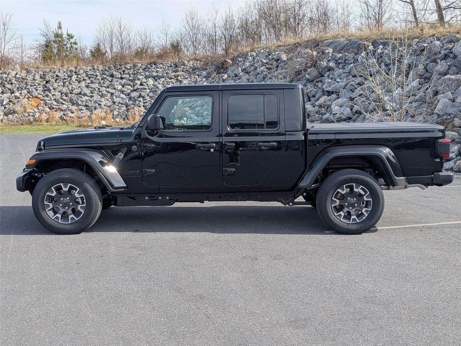 New 2026 Black Clear-Coat Exterior Paint Jeep Sahara image 8