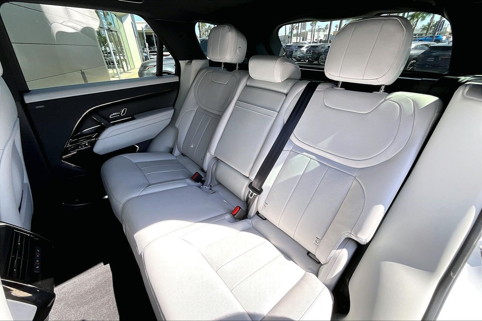 Used 2025 White Land Rover SE image 26