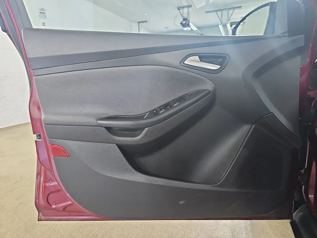 Used 2014 Red Ford SE image 30