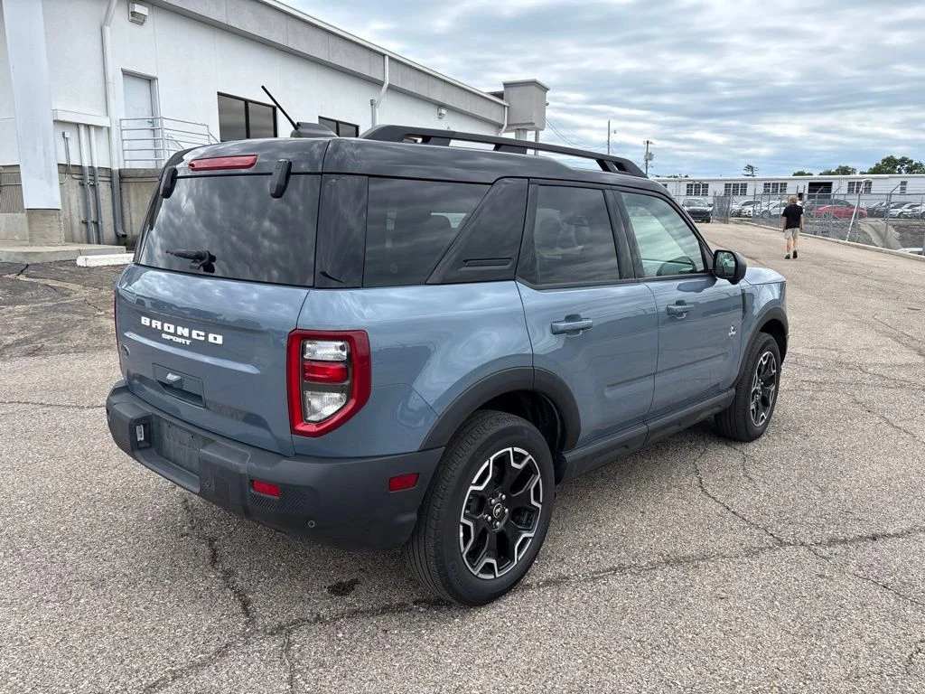 Used 2025 Azure Gray Metallic Ford Outer Banks image 7