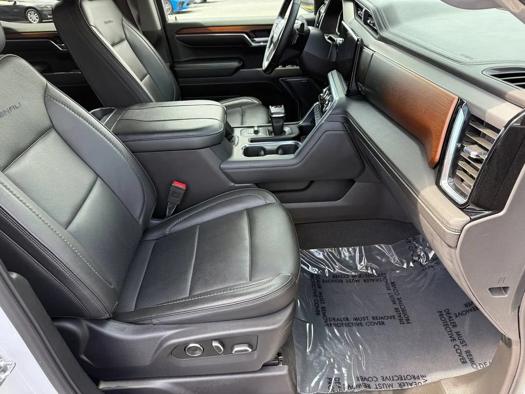 Used 2024 White Frost Tricoat GMC Denali image 17