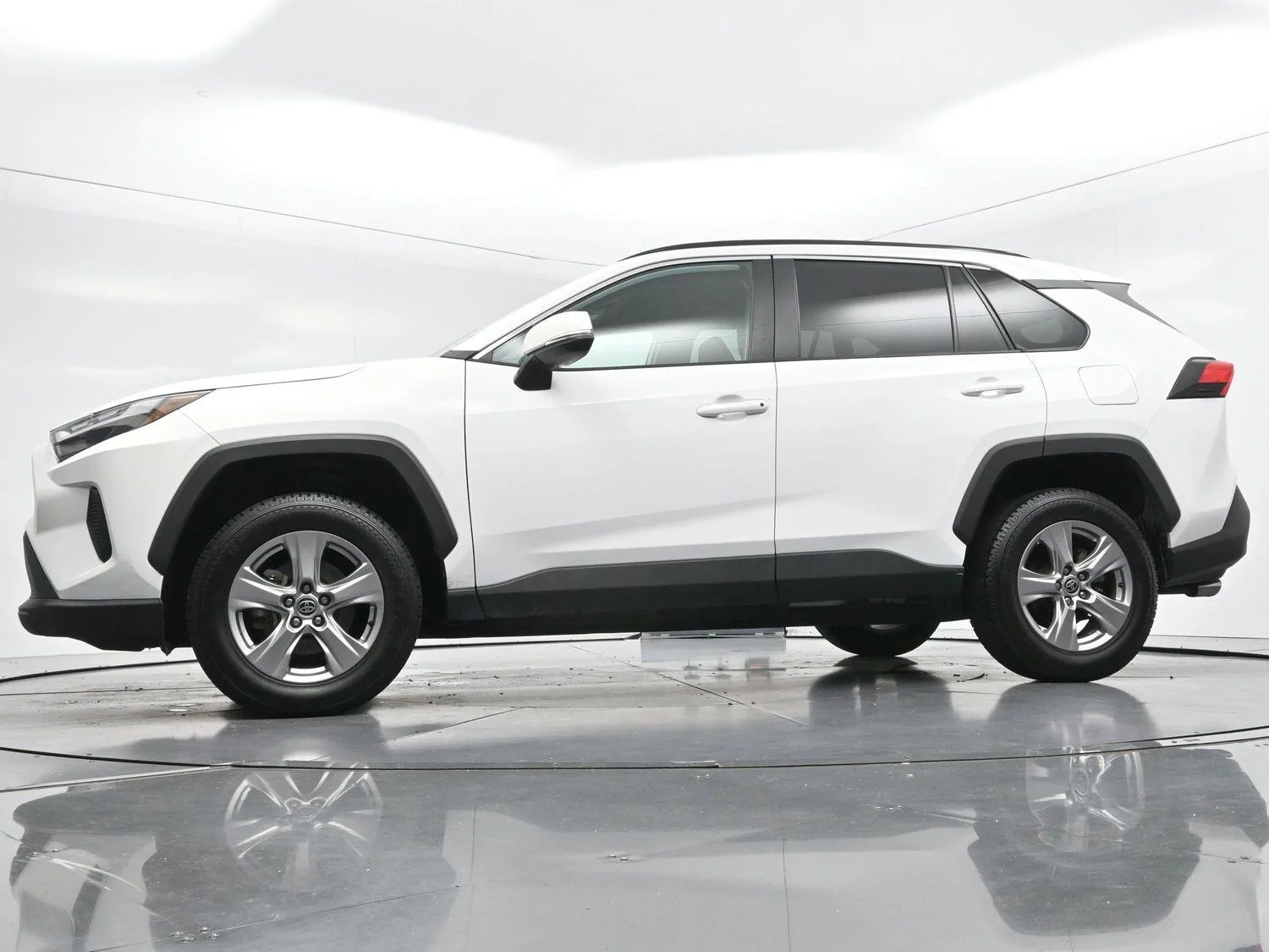 Used 2022 White Toyota XLE image 45