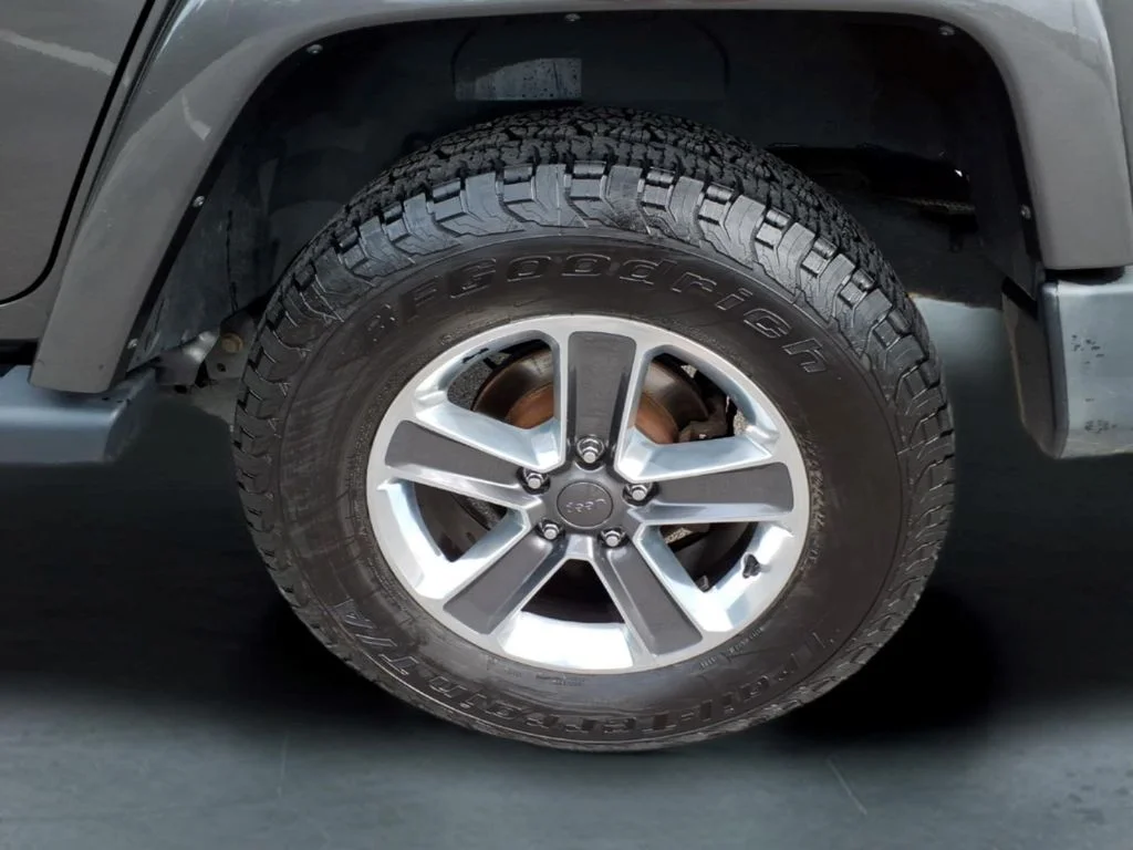Used 2018 Gray Jeep Unlimited Sahara image 10