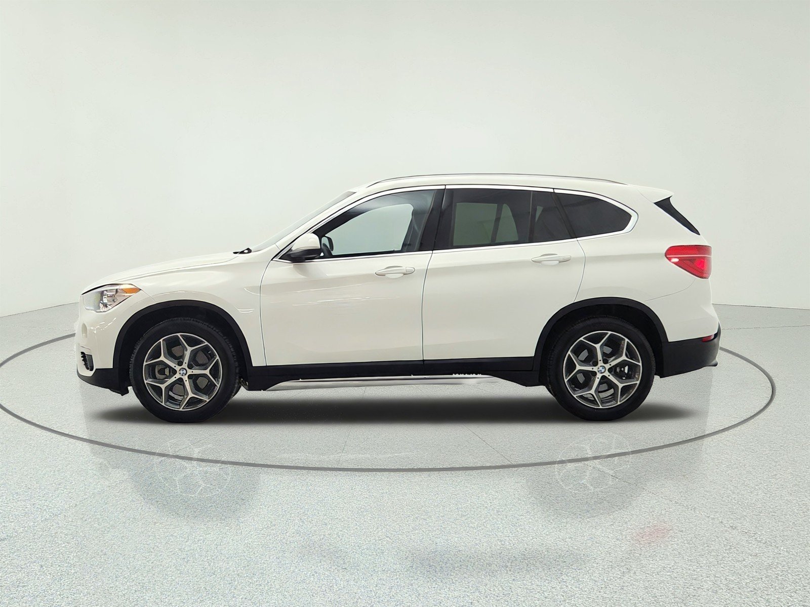 Used 2019 Alpine White BMW sDrive28i Sports Activity Vehicle image 8
