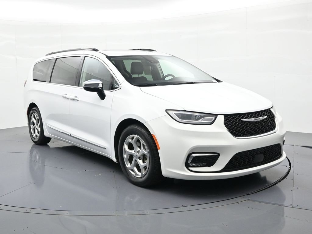 Used 2023 Bright White Clearcoat Chrysler Limited FWD image 4