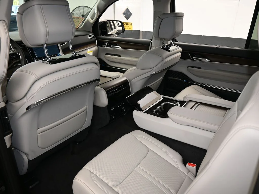 Used 2024 Diamond Black Crystal Pearlcoat Jeep Base image 44