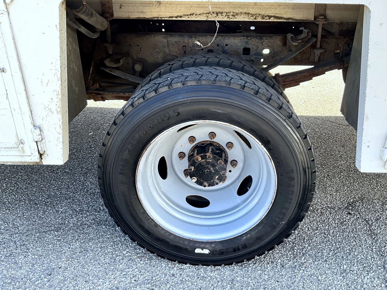 Used 2004 White Ford XL image 17