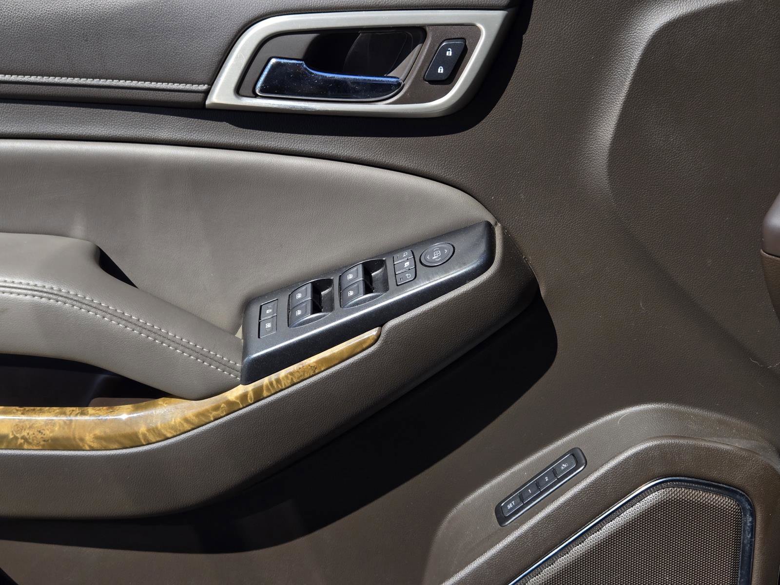 Used 2017 White Frost Tricoat GMC Denali image 27