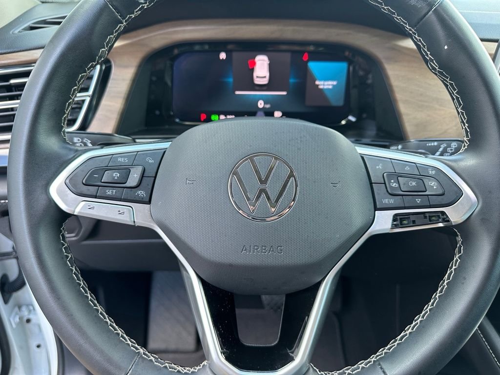 Used 2025  Volkswagen 2.0T SE w/Technology image 18