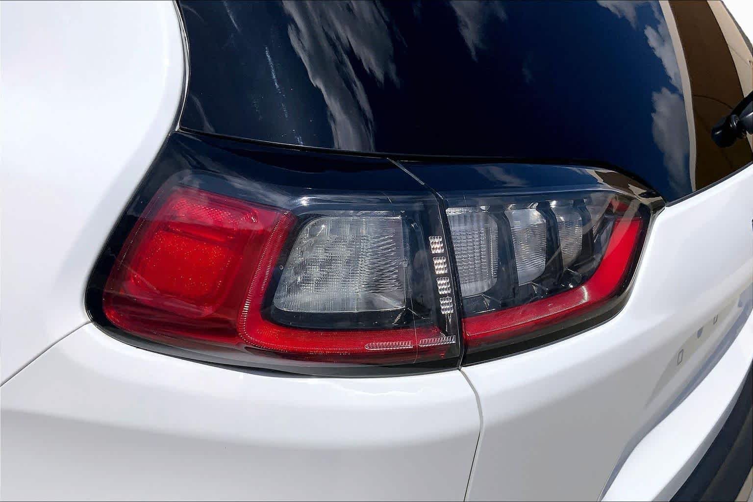 Used 2019 Bright White Clearcoat Jeep Latitude Plus image 28